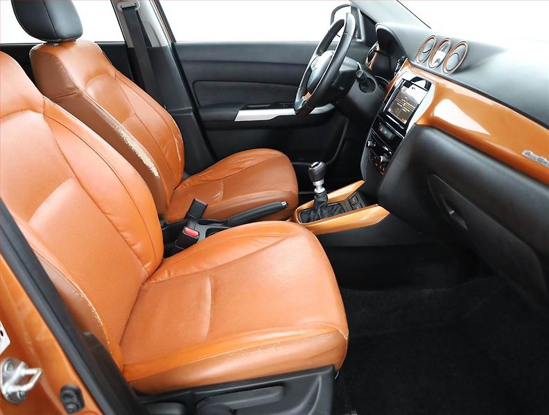 Suzuki Vitara (2016) Premium 1.6 DDiS, 4X4 - fotka 7 z 19