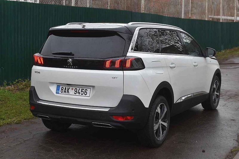 V Česku už jsou k mání nové verze vozů Peugeot 5008 a 3008