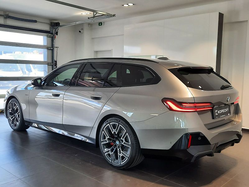 BMW Řada 5 (2026) 540d xDrive Touring M Sport - fotka 4 z 17