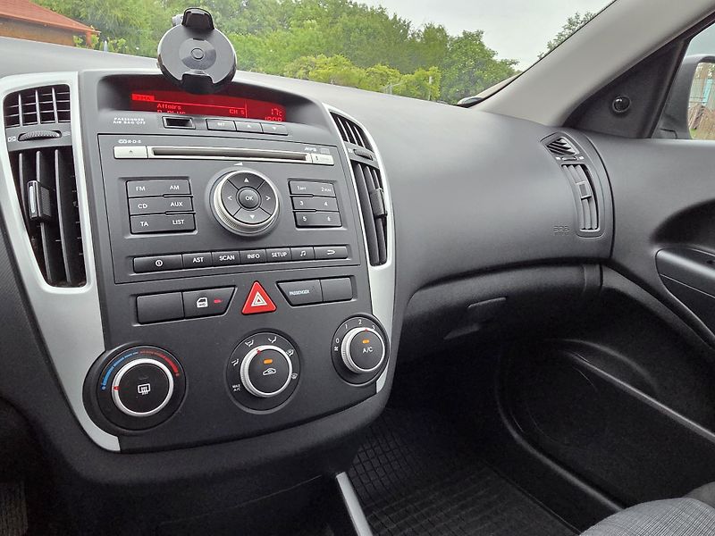 Kia Ceed (2011) 1.4-NÍZKÉ KM-1.MAJ.!!!-KLIMA - fotka 16 z 18