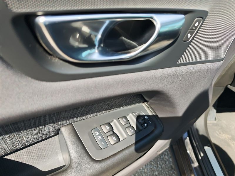 Volvo XC60 2,0 B4 B Core AT - fotka 11 z 11