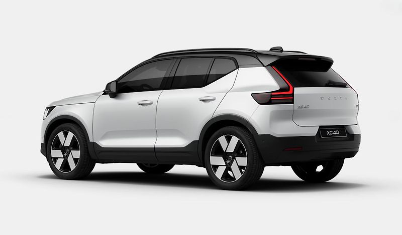 Volvo XC40 (2026) B4 ULTRA DARK AUT - fotka 3 z 13