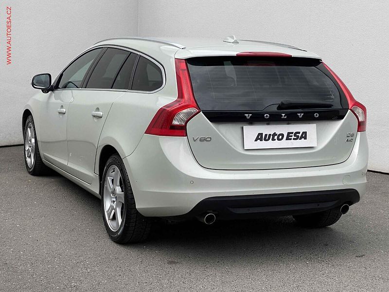 Volvo V60 (2011) 2.4 D5 4x4, AT, xenon, kůže - fotka 6 z 17