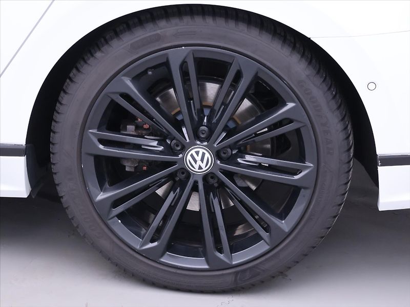 Volkswagen Passat 2,0 TSI 206kW R-line Highline - fotka 38 z 45
