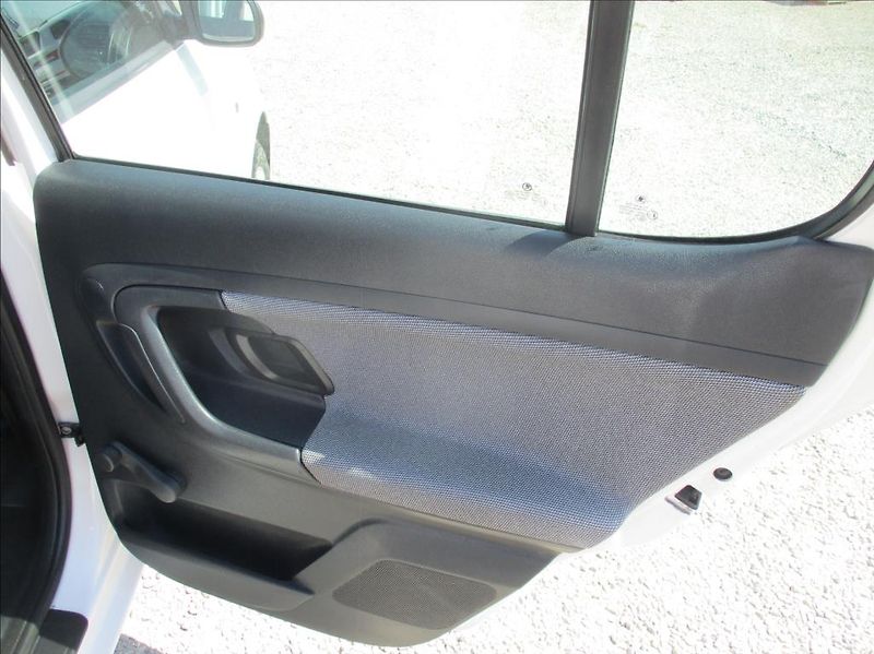 Škoda Fabia 1,2 TSi, klimatizace,serviska, - fotka 12 z 39