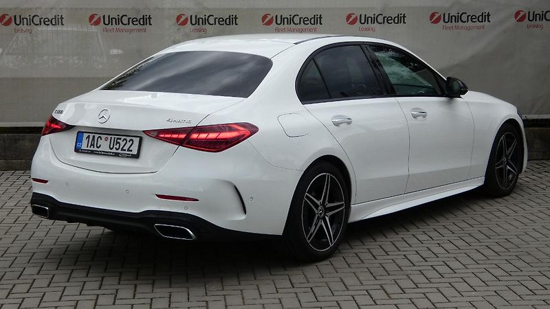 Mercedes-Benz Třídy C Sedan 300 4MATIC - fotka 3 z 23