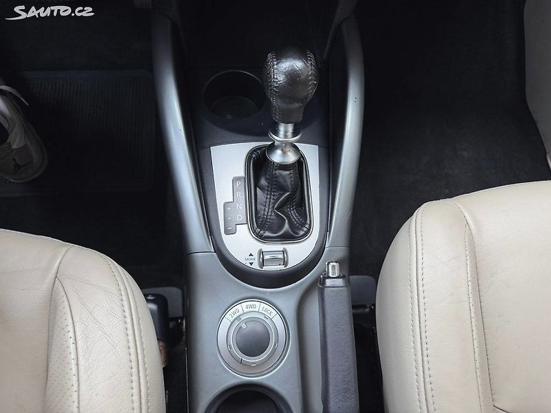 Citroën C-Crosser (2012) 2.2HDi, 115kw 4x4 Aut. 7 míst - fotka 18 z 18