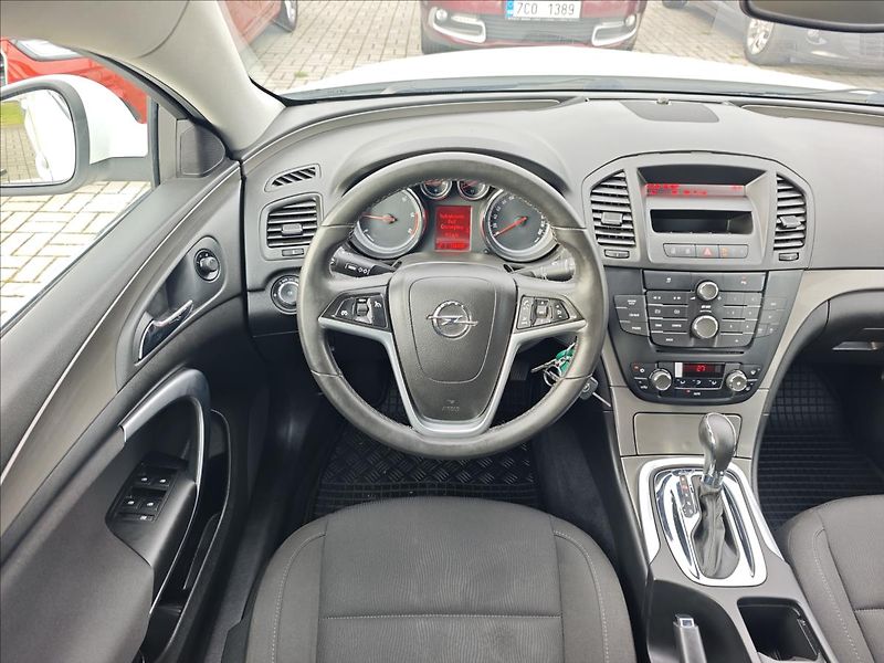 Opel Insignia 2,0 CDTi automat  Edition - fotka 16 z 24