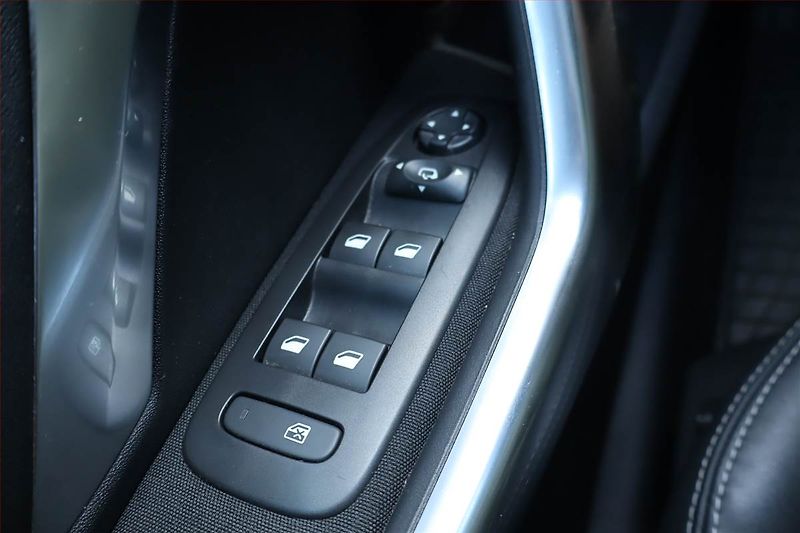 Peugeot 2008 (2019) 1.2 PureTech, Serv.kniha, Navi - fotka 20 z 25