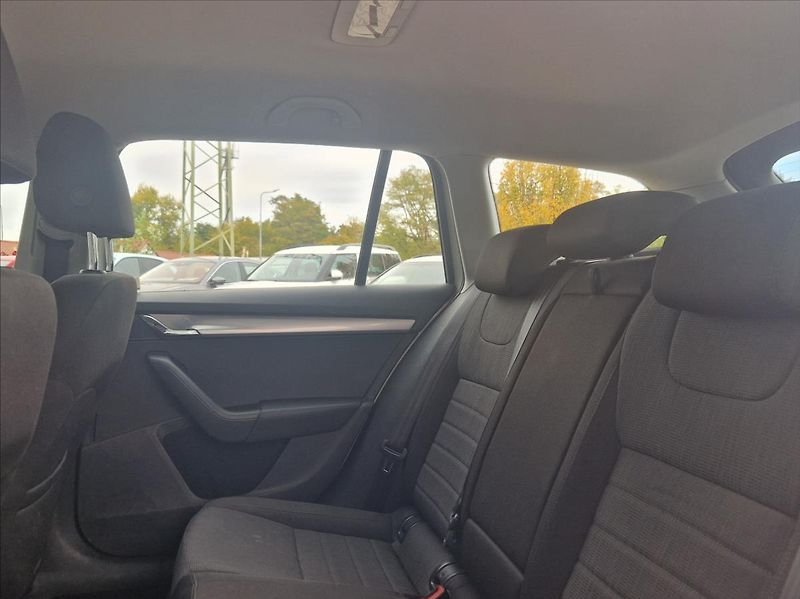 Škoda Octavia 2,0 TDI 110kW TAŽNÉ VÝHŘ. NOSI - fotka 13 z 41