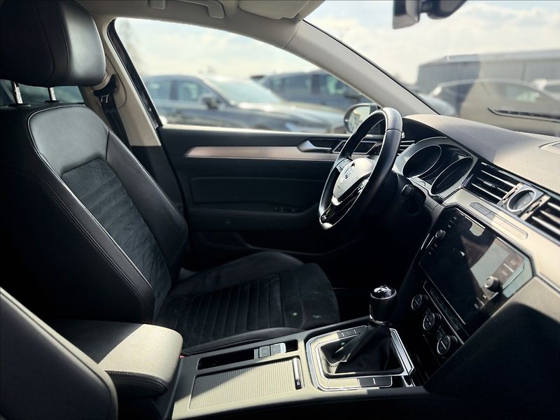 Volkswagen Passat 2,0 110kW R-LINE 93tKm ČR DPH - fotka 40 z 41