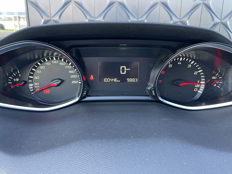 Peugeot 308 STYLE SW 1.2 PT 81 kW - fotka 12 z 27