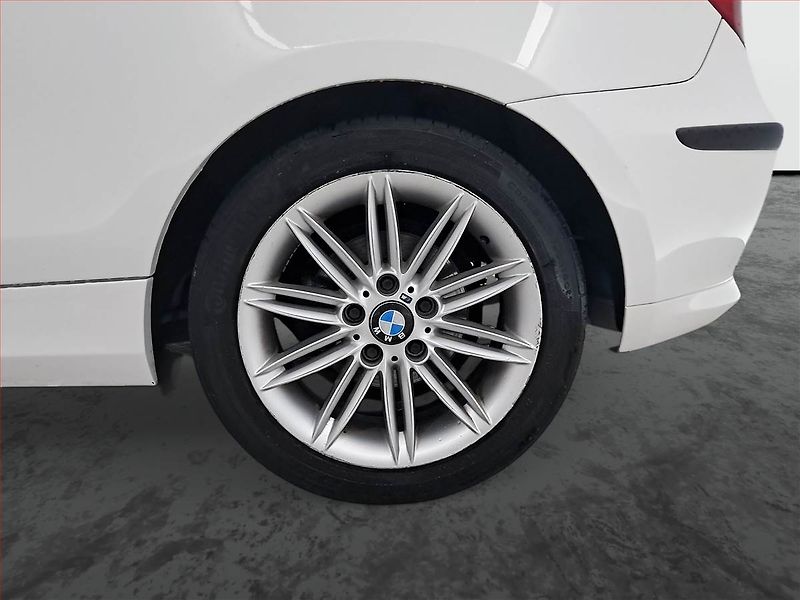 BMW Řada 1 (2011) 116i - fotka 15 z 17