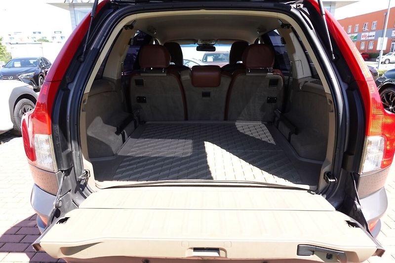 Volvo XC90 ZLEVNĚNO 2,4D5 136kW Summum 4x - fotka 14 z 28