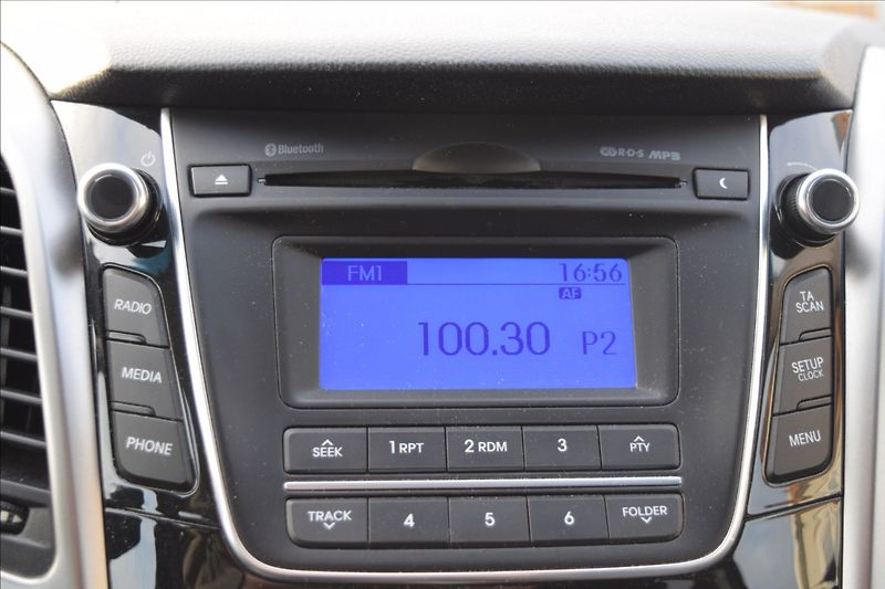 Hyundai i30 1,6 CRDi 81KW BALCK & LIME - fotka 38 z 48