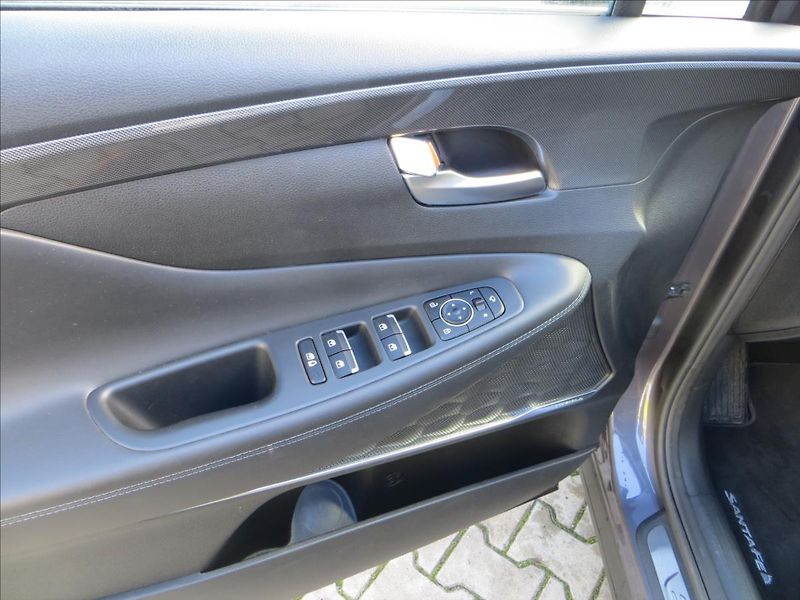 Hyundai Santa Fe 2,2 CRDi Smart 4x4 DCT 142kW - fotka 12 z 28
