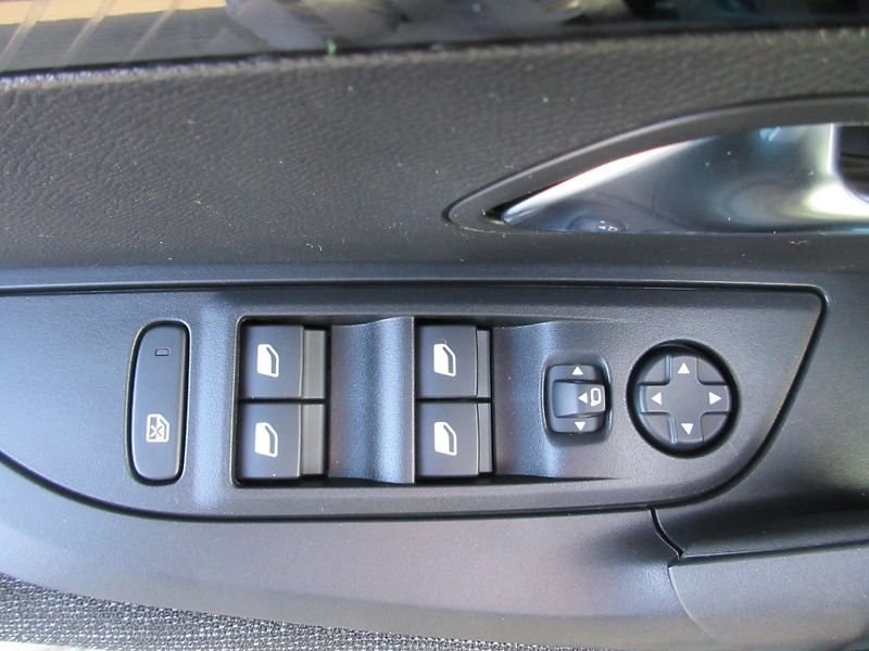 Peugeot 2008 STYLE PureTech 100 S&S MAN6 - fotka 15 z 36