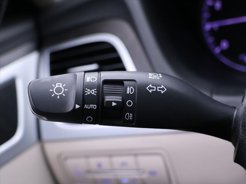 Hyundai Genesis 3,8 V6 232kW Exclusive 4x4 CZ - fotka 21 z 40