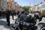 Třeboňské Masarykovo náměstí bylo motorkami doslova našlapané. Stovkám strojů požehnal tamní kaplan Jiří Kalaš.