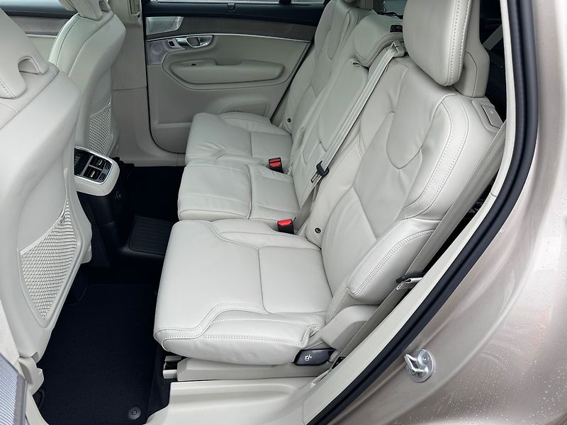 Volvo XC90 B5,ULTRA,VZDUCH,B&W,masáž - fotka 11 z 22