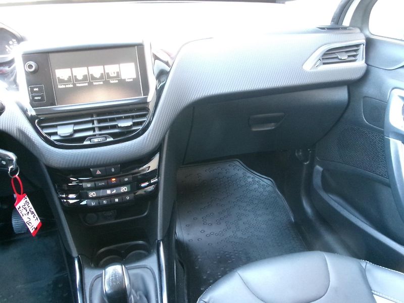 Peugeot 2008 (2015) 1,6 BlueHDI AC TEMP USB - fotka 23 z 26