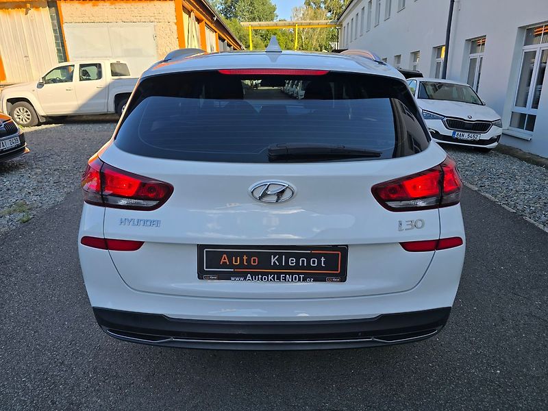 Hyundai i30 1.6CRDi COMFORT LED KAMERA NAV - fotka 6 z 39