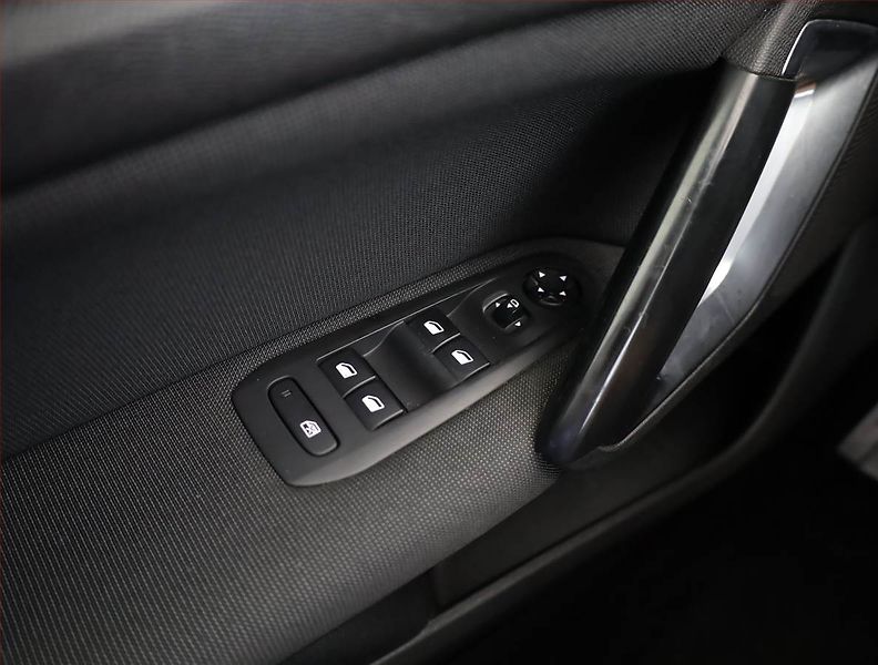 Peugeot 308 (2018) 2.0 BlueHDi, Automat - fotka 14 z 16
