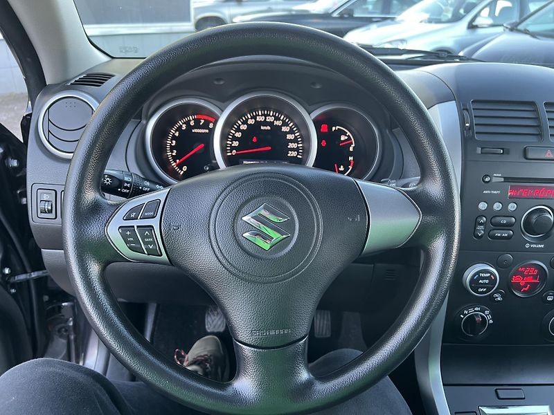 Suzuki Grand Vitara 2,4i 122KW,4x4+UZÁVĚRKA,DIGIKL - fotka 28 z 38