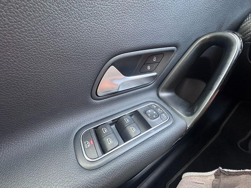 Mercedes-Benz Třídy A (2019) 180D 1,5 85 KW AUTOMAT SPORTB. - fotka 25 z 50