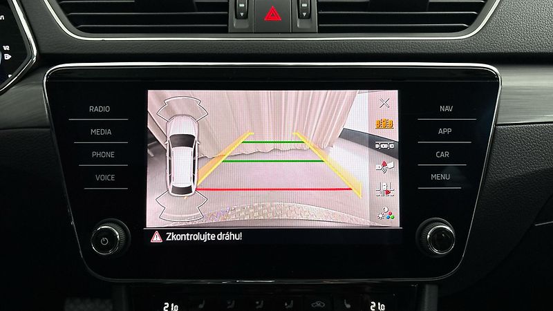 Škoda Superb 2.0 TDI DSG 4x4 Style Combi - fotka 12 z 31