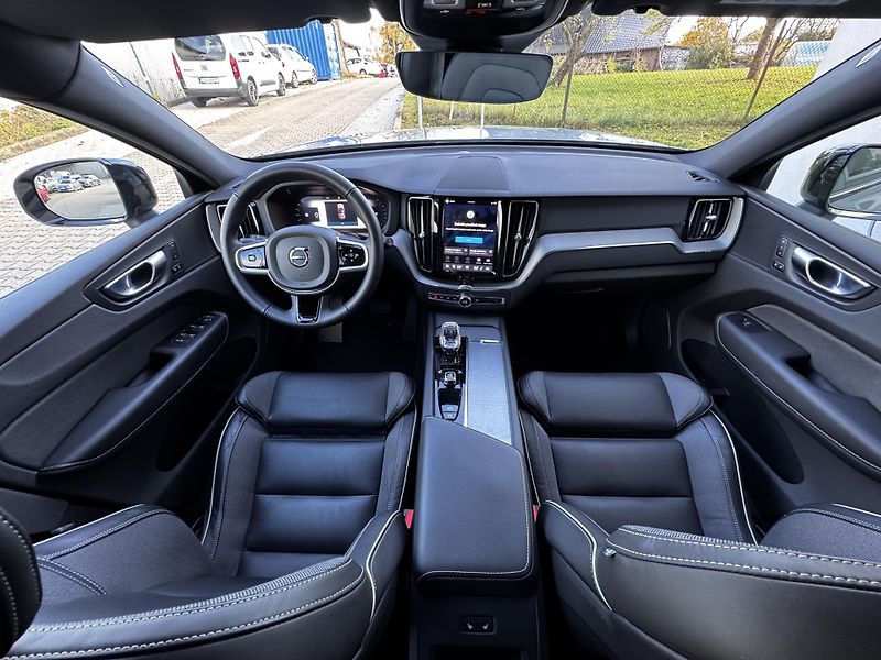 Volvo XC60 B5 AWD /1. maj / výhřev + kola - fotka 14 z 40