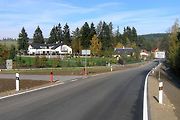 Červené patníky upozorňují na možný výjezd třeba traktoru z lesní, polní či vedlejší cesty.