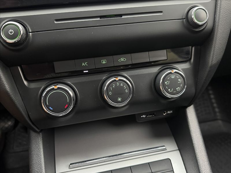 Škoda Octavia 1,6 TDi DPH KLIMA SENZORY ČR - fotka 16 z 30