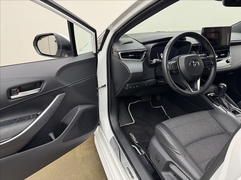 Toyota Corolla 1,8 HYBRID STYLE ACC 1.MAJ ČR - fotka 32 z 42