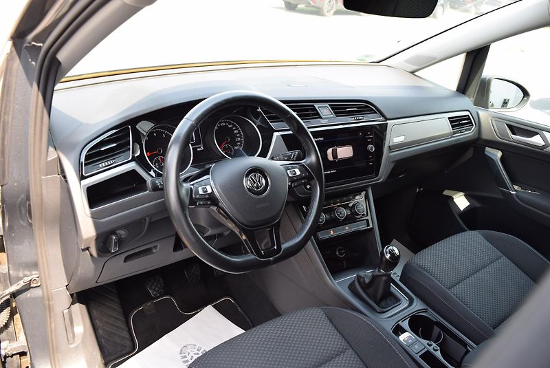 Volkswagen Touran (2017) 1.4TSI 110kw CLBMT 7MÍST TAŽNÉ - fotka 23 z 41