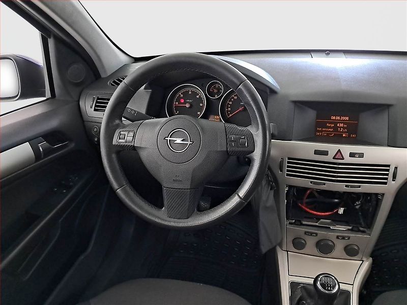Opel Astra (2008) 1.9 CDTI, rezervace - fotka 7 z 16