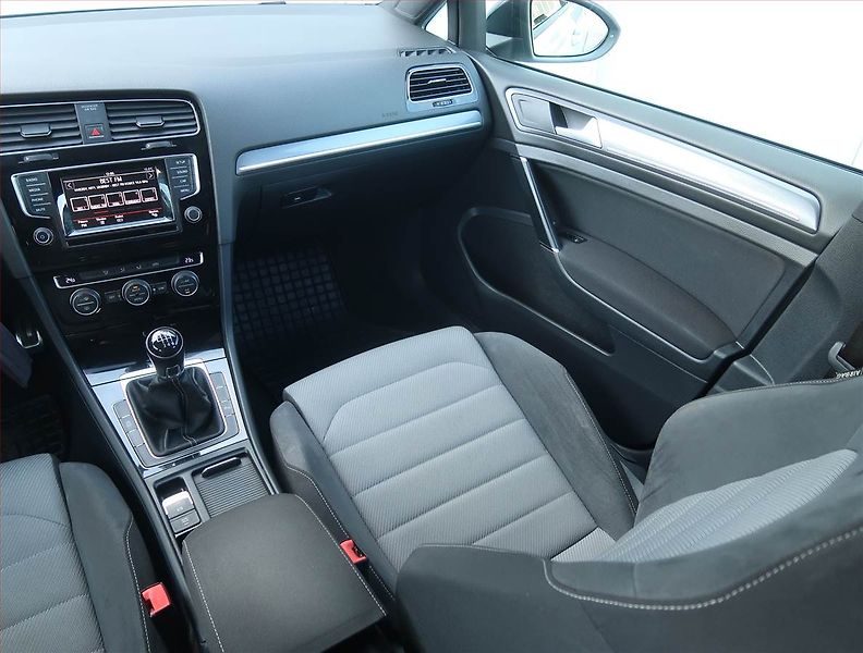 Volkswagen Golf (2014) R-Line 2.0 TDI, Xenony - fotka 8 z 17