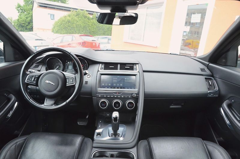 Jaguar E-Pace (2018) 2.0 D 132kW S AWD AT 1.MAJITEL - fotka 19 z 43