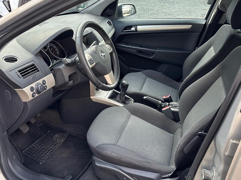 Opel Astra Kombi - fotka 6 z 26