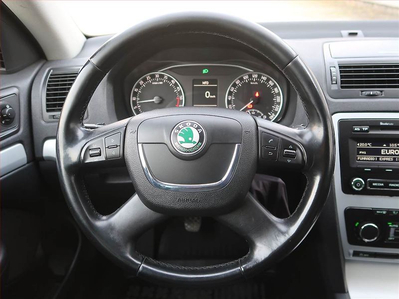 Škoda Octavia (2010) Ambiente 2.0 TDI, Xenony - fotka 15 z 16