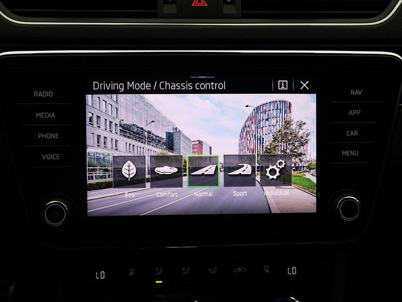 Škoda Superb 2,0 TDI 147kW L&K LED DSG CZ - fotka 24 z 36