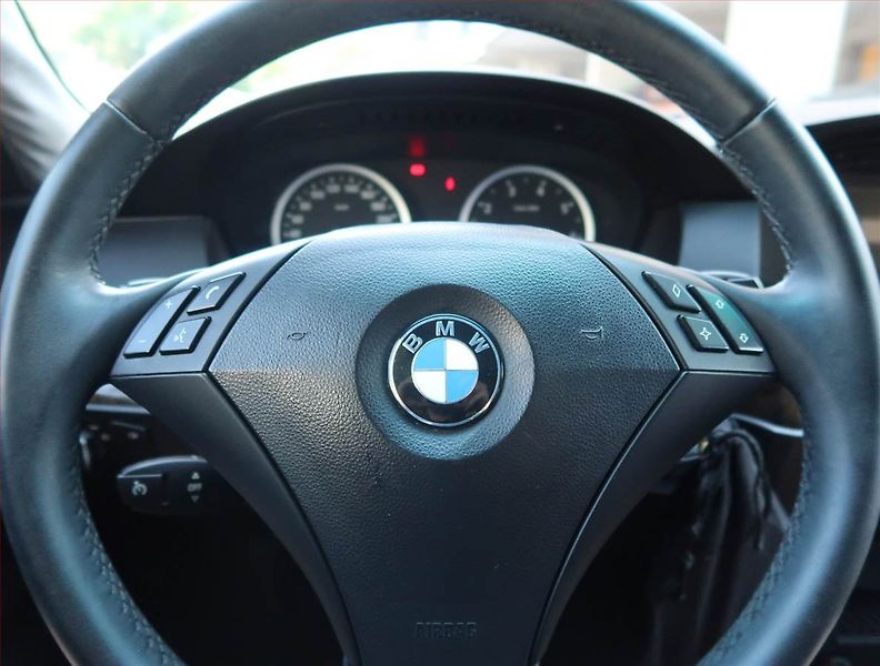 BMW Řada 5 (2004) 520i, LPG, po STK, rezervace - fotka 15 z 19