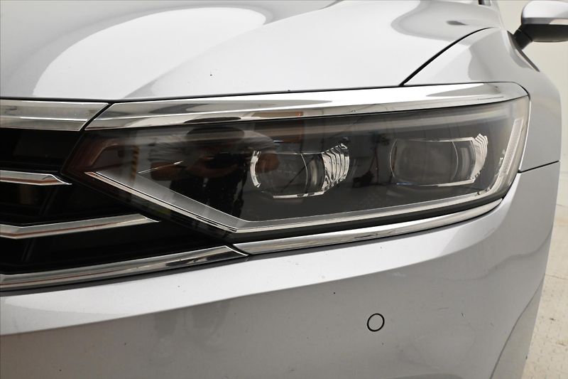 Volkswagen Passat 2,0 TDI 147kW DSG Elegance Zár - fotka 23 z 25