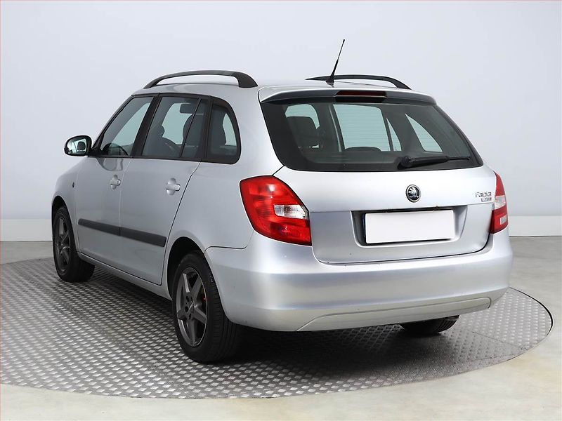Škoda Fabia (2010) 1.6 TDI, po STK, servisované - fotka 4 z 13