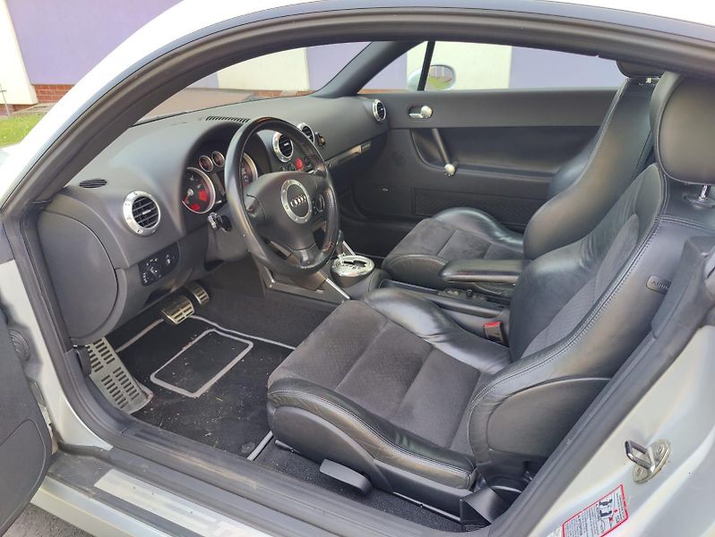 Audi TT 3,2i V6 quattro / automat / - fotka 10 z 35