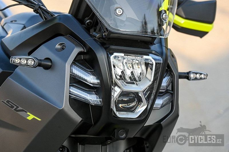 QJ Motor (2026) SVT 650 X, akce kufry zdarma - fotka 7 z 9