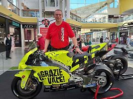 Výstava motocyklů Ducati je k vidění v obchodním centru Olympia Brno v Modřicích. Návštěvníci centra si mohou prohlédnout celkem šestatřicet exponátů, od nejstaršího z roku 1949 po nejnovější.
