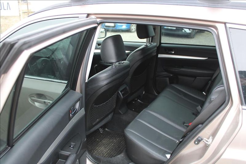 Subaru Outback 2,0 D  4 x 4, ČR, SERVISKA - fotka 11 z 29
