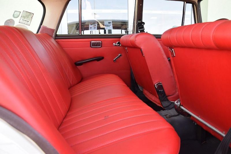 Mercedes-Benz 200 (1968) 200D  - fotka 20 z 31