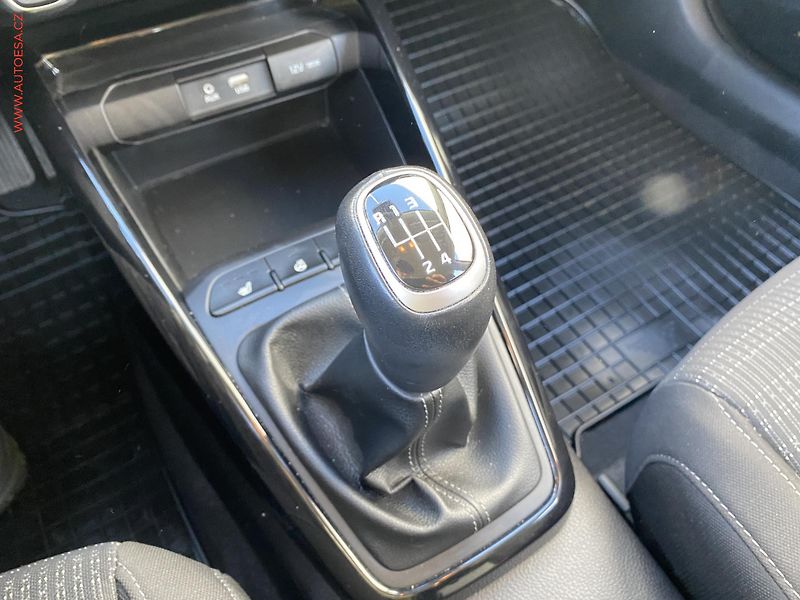Kia Stonic (2018) 1.4 CVVT, 2.maj,ČR, Navi - fotka 15 z 19